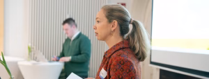 Isabel Antholz bei einer Präsentation Über BAM! mit Christoph Köhnen im Hintergrund